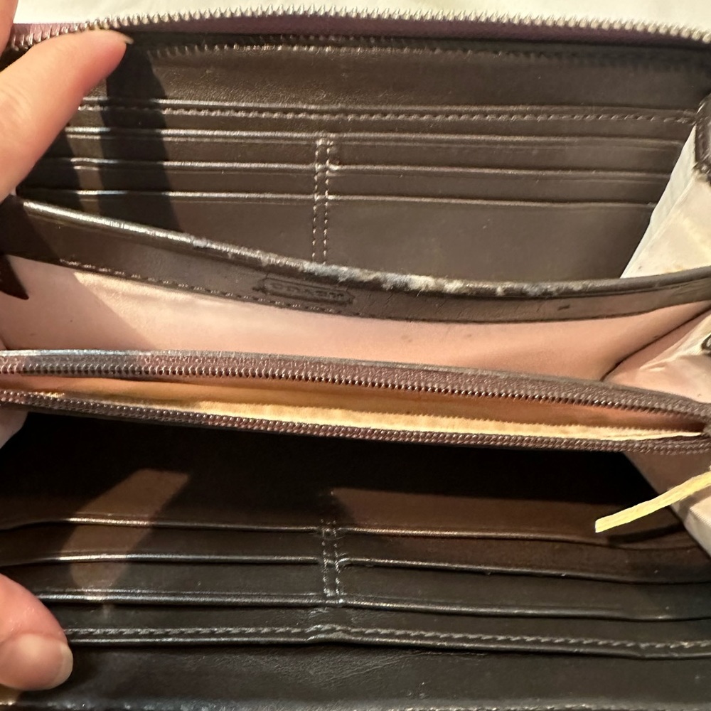 Authentic  Signature Coach Wallet - Picture 11 of 13